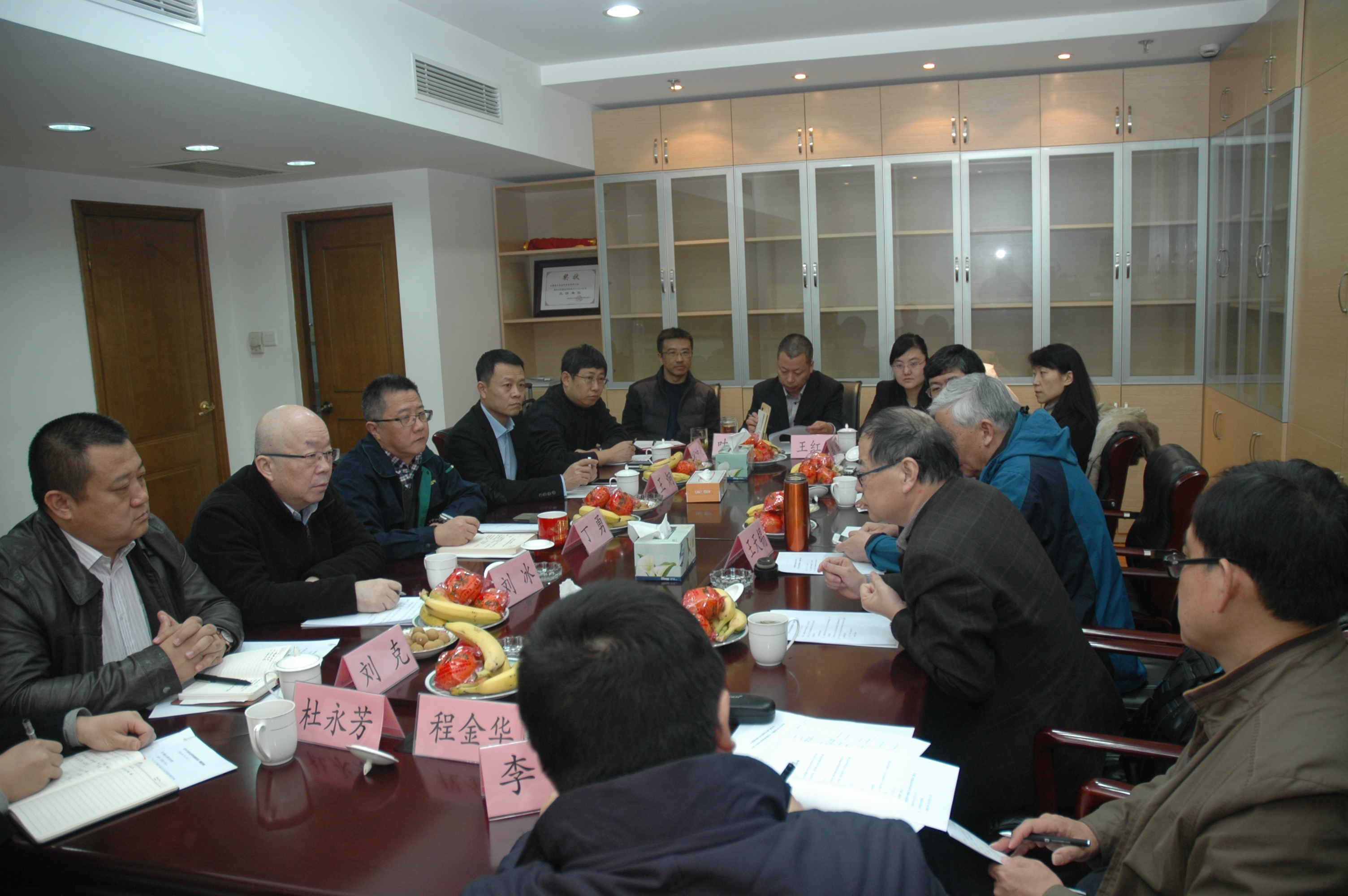 參加行業(yè)會(huì)議，關(guān)注行業(yè)安全