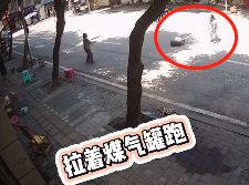 液化氣罐：大姨，請(qǐng)你尊重我，咱不帶這樣式兒的