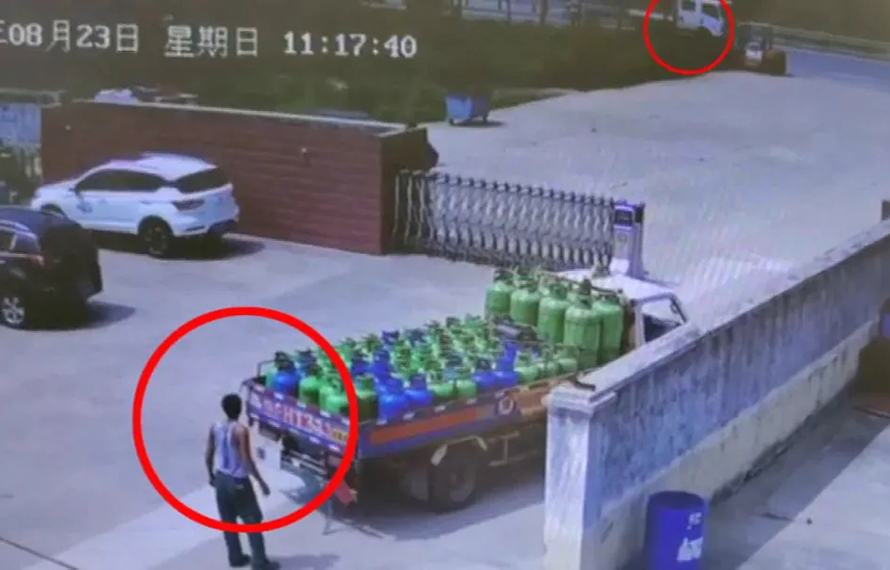 突發(fā)：道邊貨車突然著火，匯通“小哥”拎起滅火器就上
