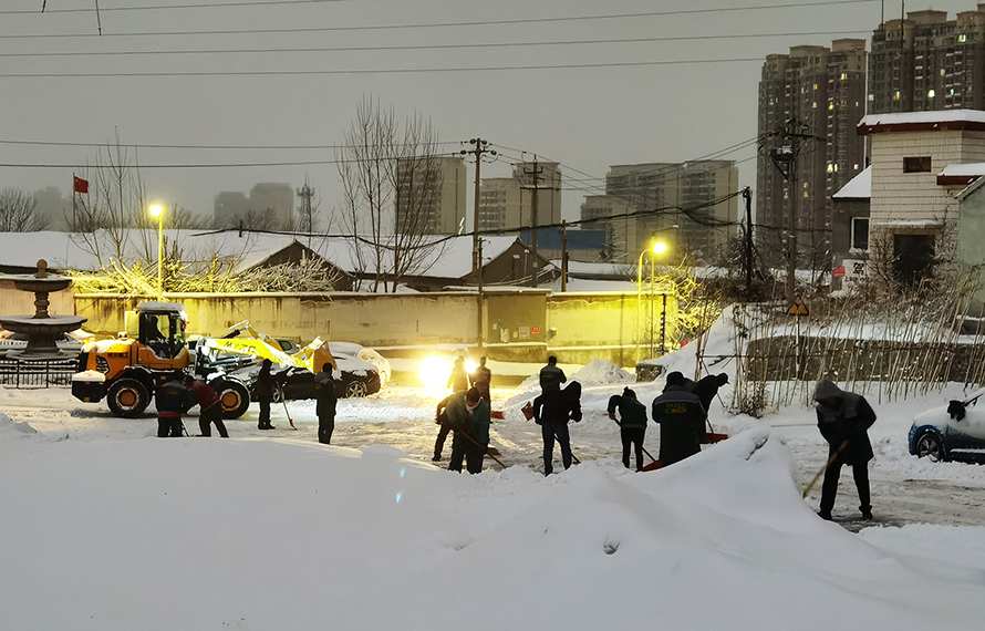 堅(jiān)持發(fā)揚(yáng)掃雪精神，隨下隨清保障平安