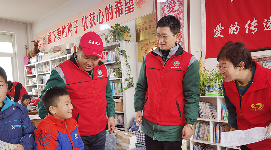 穿新衣領(lǐng)文具盲盒！棲霞市20名孩子收到“新年心愿 ”禮物