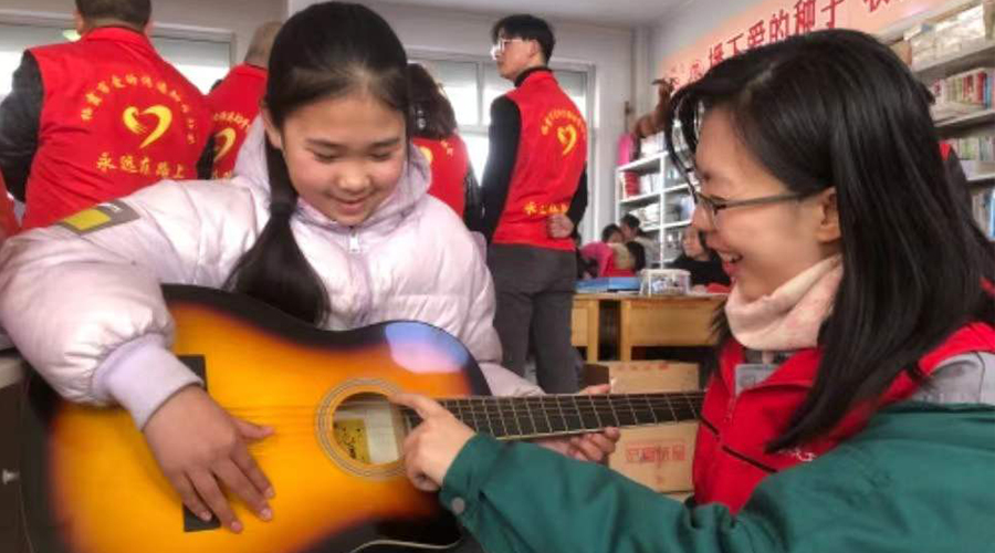 果然視頻| 冬日暖心！棲霞市20名孩子收到“新年心愿”禮物